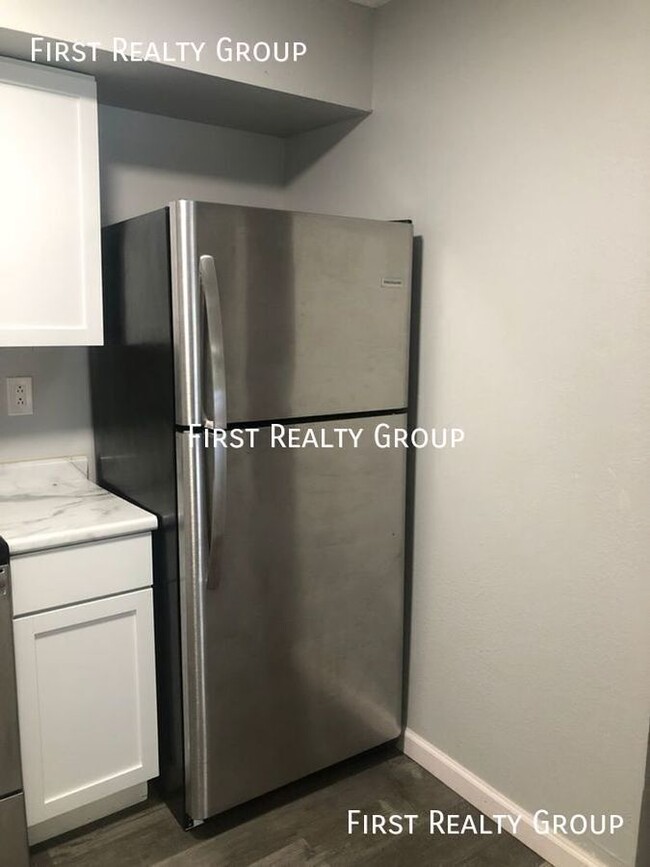 Building Photo - 2 Bedroom, 1 Bath Apartment, Move in Ready...