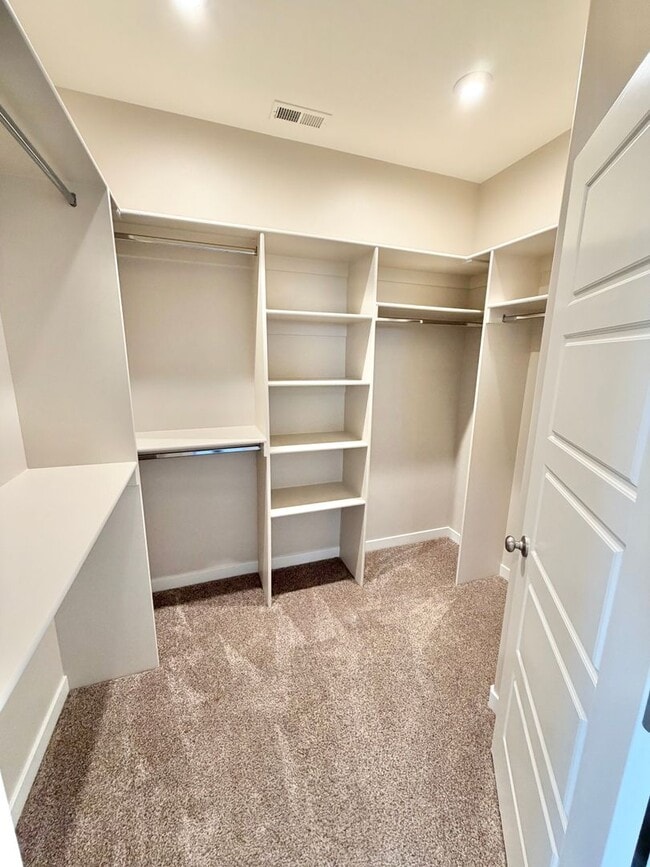 Building Photo - Beautiful 3 Bedroom Home In Desert Color!