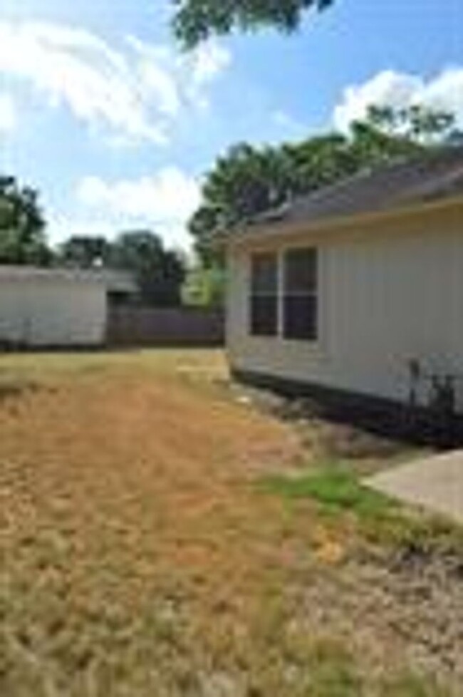 Building Photo - Tanglewood Cozy Home with huge yard