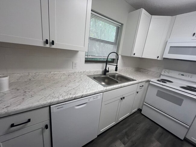 Building Photo - Freshly Renovated & Ideally Located -- You...