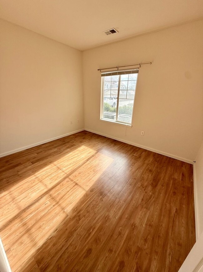 Building Photo - MUST SEE 2 Bed/2 Bath Condo in the Lakeshore at Centerra!