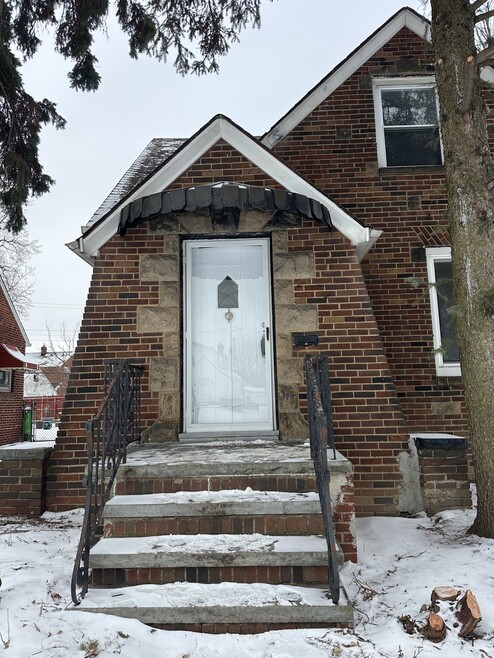 Building Photo - 375 E 214th St