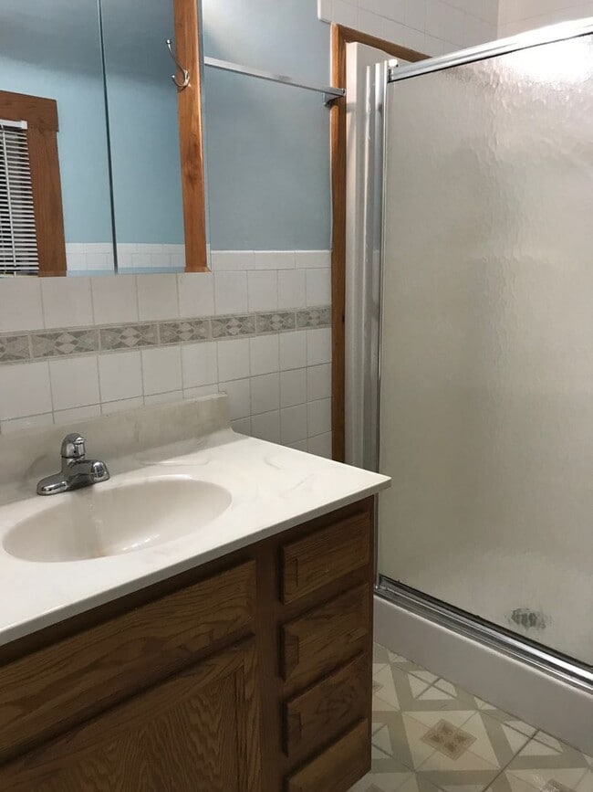 Building Photo - 6 Bedroom 2 Bathroom Home Available NOW fo...