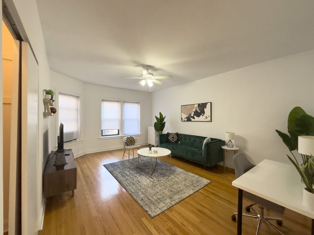 Building Photo - 637 W Cornelia Ave