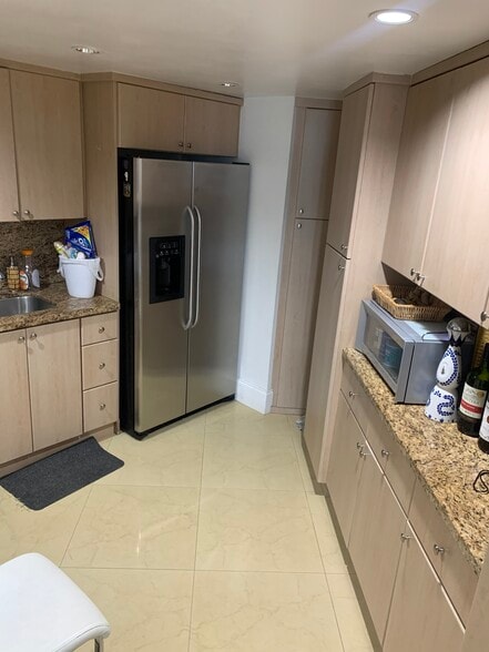 Building Photo - 801 Brickell Bay Dr