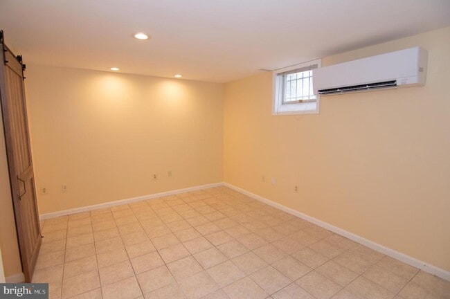 Building Photo - 404 Talahi Rd SE