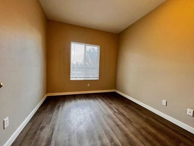 Building Photo - 2 bed 2 bath condo off Harmony in Fort Collins!