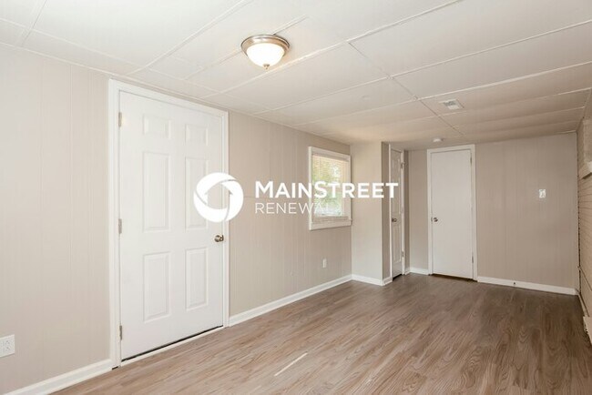 Building Photo - 3 Bedroom Pet-Friendly Home in Charlotte, NC with Main Street Renewal
