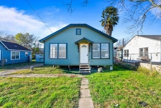 Building Photo - SPACIOUS TWO BEDROOM TWO BATH HOUSE!