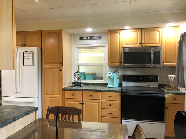 Building Photo - Great Family Home! 3 Bedroom/1 Bath Home o...