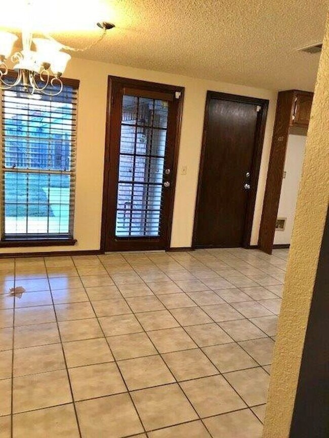 Building Photo - 4-bed 2-bath 2-car For lease SW Moore
