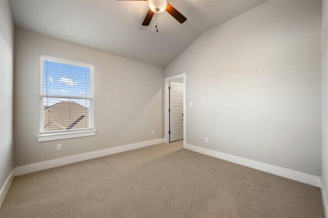 Building Photo - 2104 Prairie Oaks Dr