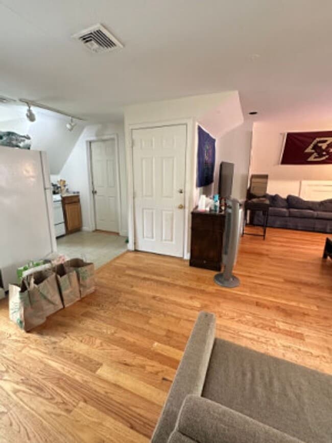 Building Photo - BC / Cleveland Circle 10 Bed/3.5 Bath House on Orkney Rd for September 2026