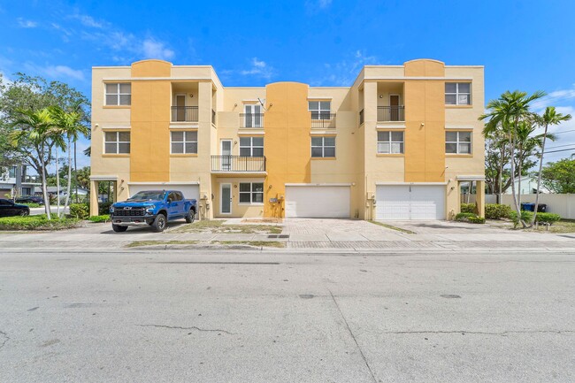Building Photo - LARGE 3-bed, 3-bath townhome with 2-car ga...