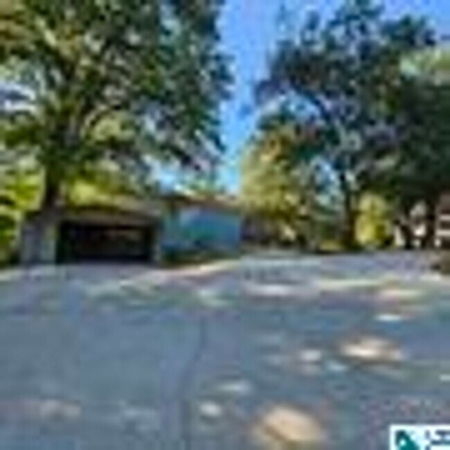 Building Photo - Charming 4 Bedroom, 1 Bathroom house