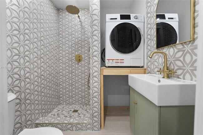 Building Photo - 129 SW 9th Ave