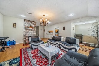 Building Photo - 9915 Villa Verde Dr