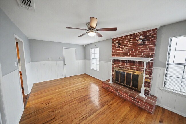 Building Photo - Classic Northeast San Antonio Gem with Two Living Areas - Realtor Commission: $500