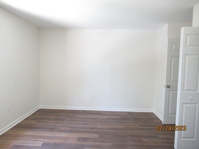 Building Photo - Newly Renovated- 2 bedroom, 2 bathroom apartment-Willow Run Apartments
