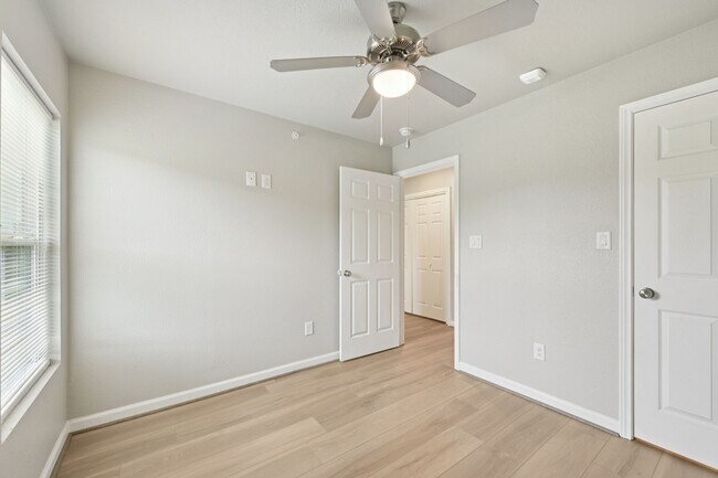 Building Photo - 254 Plez Morgan Dr