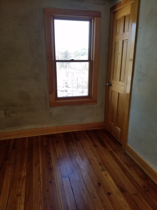 Building Photo - 143 Railroad Ave