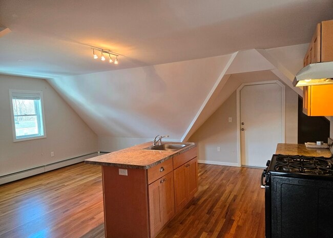 Building Photo - 674 Main St