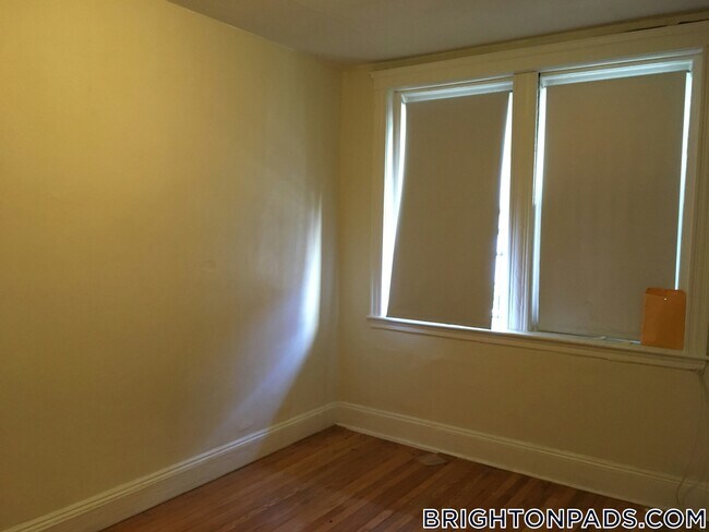 Building Photo - 127 Sutherland Rd