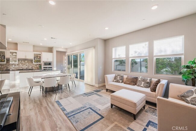 Building Photo - 102 Spectacle