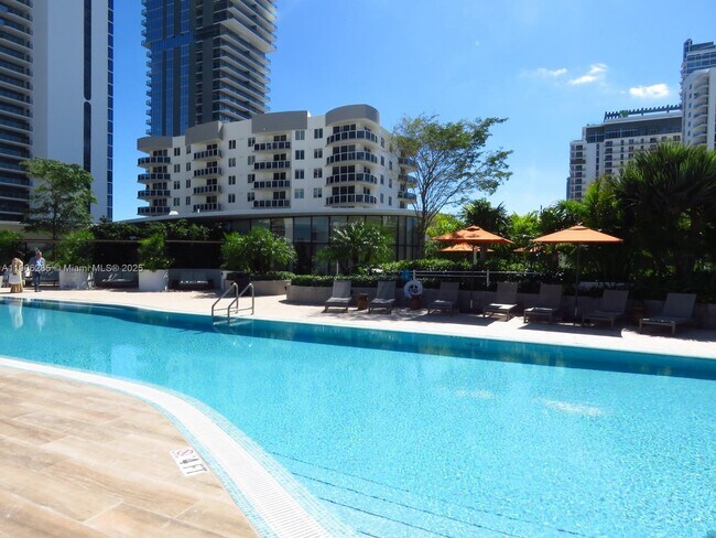 Building Photo - 700 NE 24th St