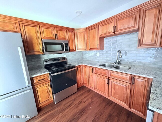 Building Photo - 10806 Milwaukee Way