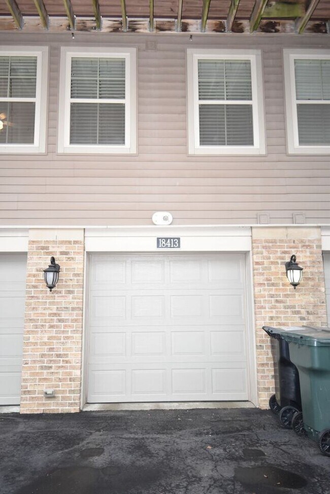 Building Photo - 3 bedroom 2 bath Ivy Quad Townhouse for lease