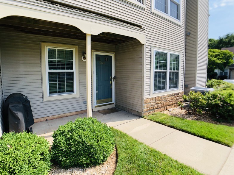 Building Photo - 2501 Vroom Dr