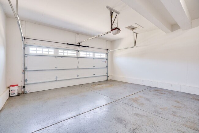 Building Photo - 2233 Oakbrook Blvd