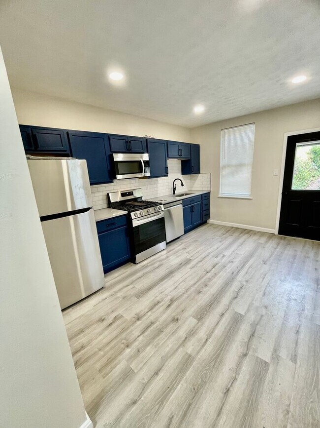 Building Photo - 112 Hemlock St