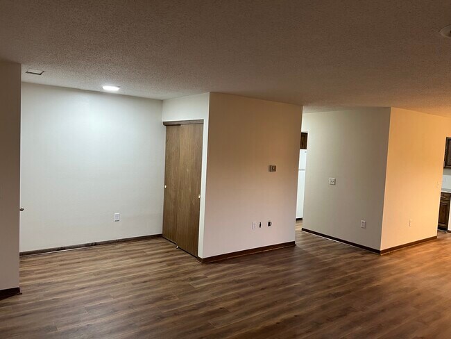 Building Photo - 5552 Cresthaven Ln