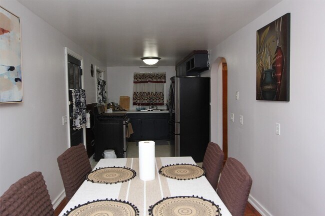 Building Photo - 701 Delano Ave