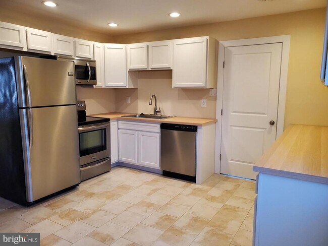 Building Photo - 540 Londontown Rd