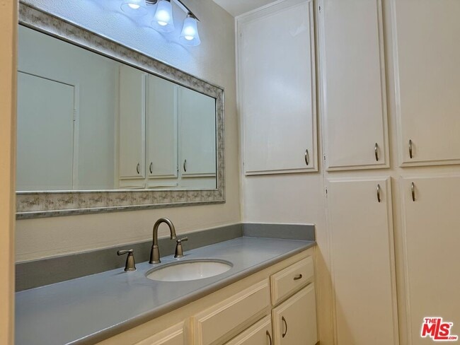 Building Photo - 1348 E Hillcrest Dr