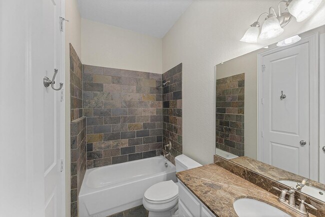 Building Photo - Chic M Streets townhome near shopping & di...
