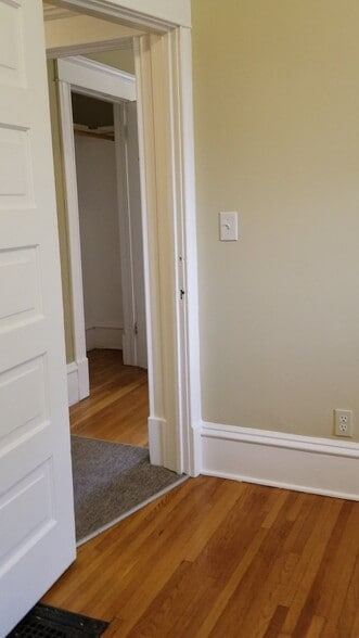 Building Photo - 1015 17th Ave N