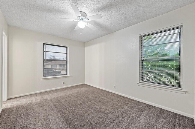 Building Photo - 3532 Hilton Dr