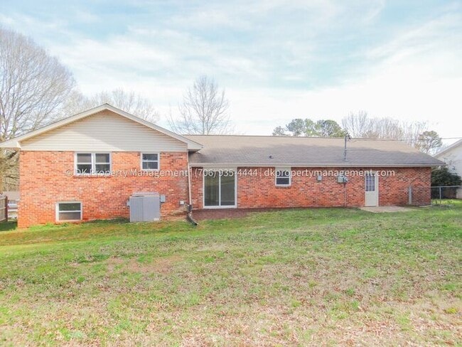 Building Photo - East Brainerd House with Fenced in Yard!