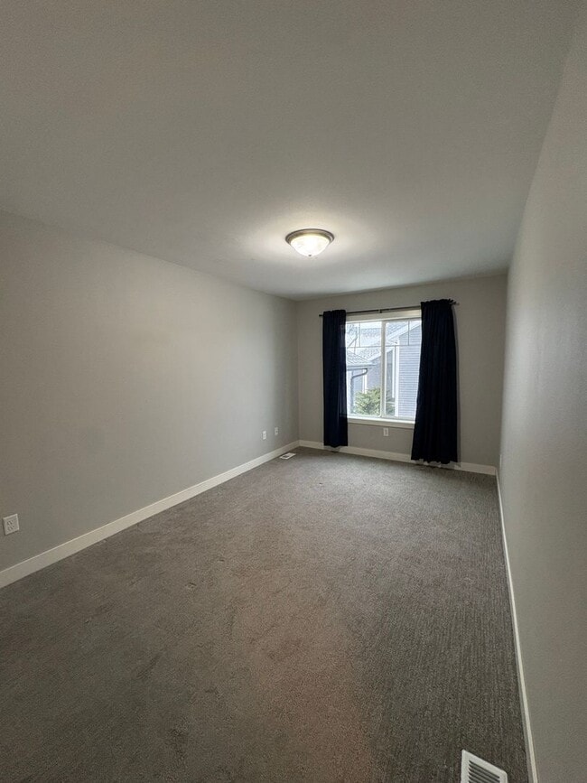 Building Photo - 4 Bedroom Home