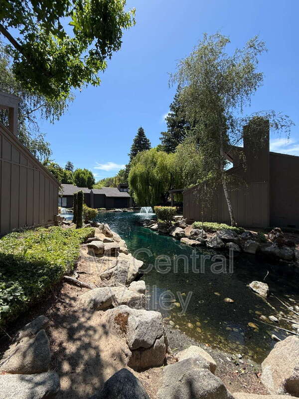 Building Photo - 1725 Edgebrook Dr
