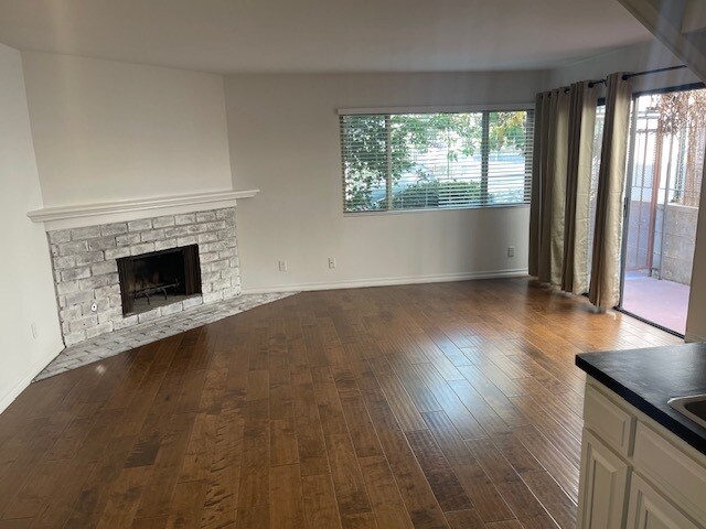Primary Photo - 1416 S Barrington Ave