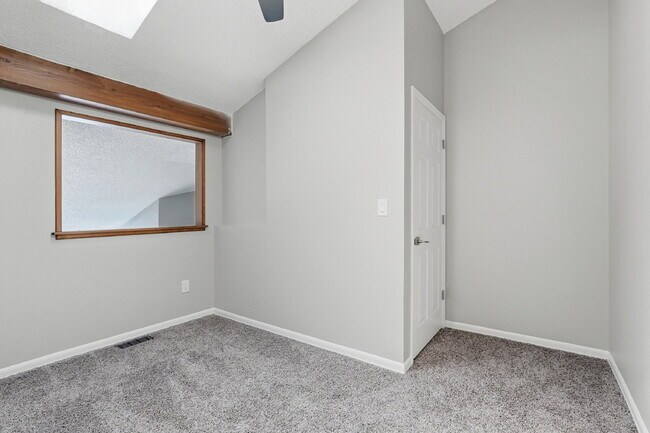 Building Photo - $1,740.95 - 2 bed/1 bath, cozy Denver Condo!