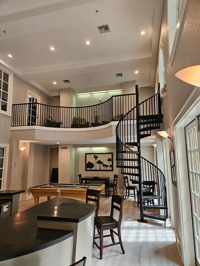 Building Photo - Beautiful Downtown Condo 2/2 Courtyard View FREE WATER/SEWER