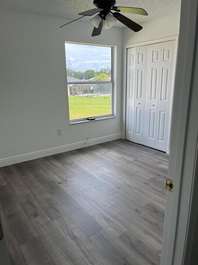 Building Photo - 725 Hawk Ln