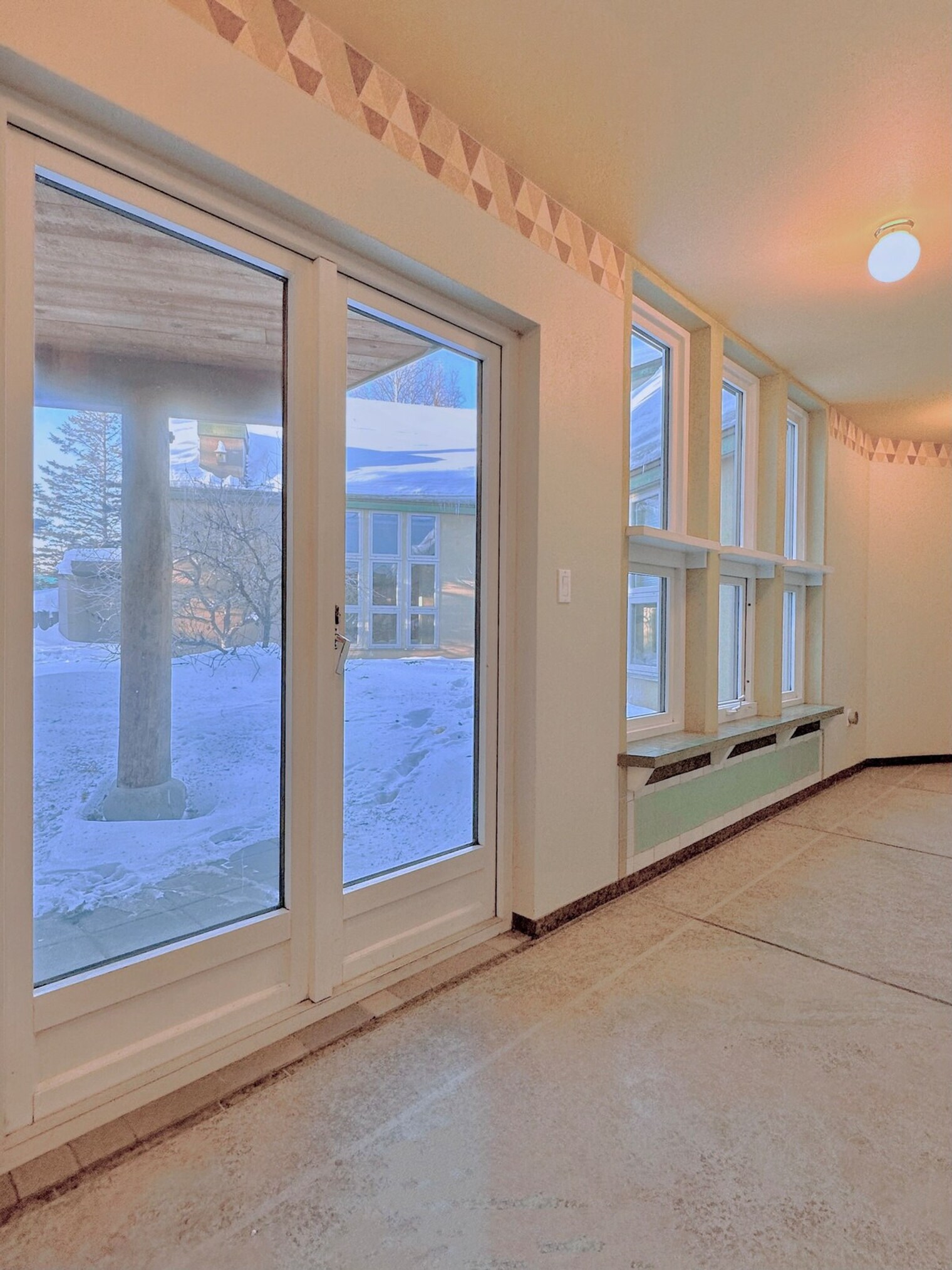 Building Photo - 854 W 13th Ave