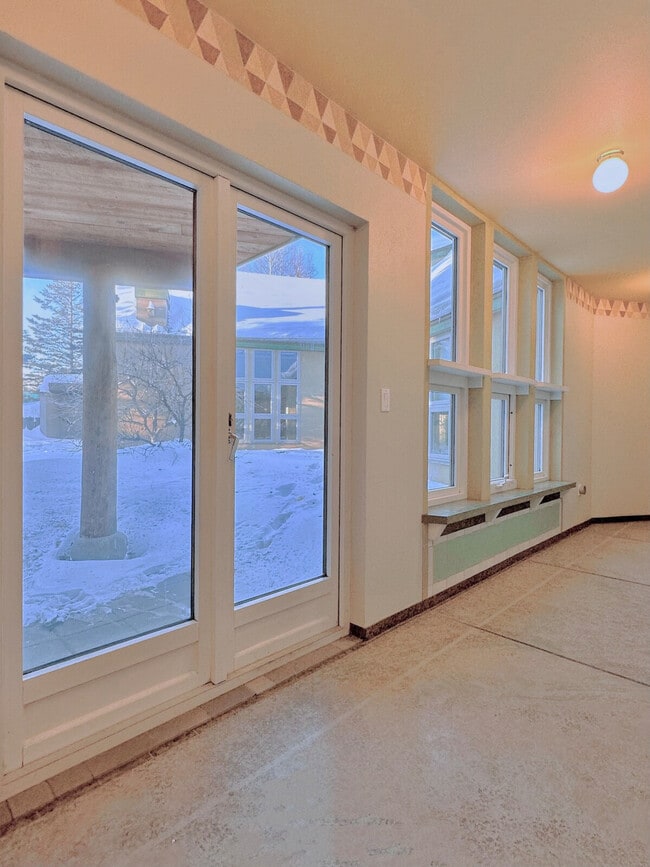 Building Photo - 854 W 13th Ave